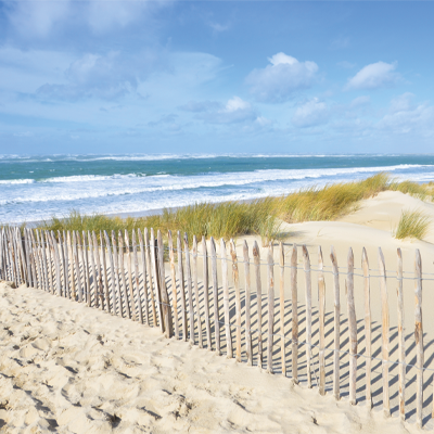 Clôture avec poteaux en bois sur une plage de sable