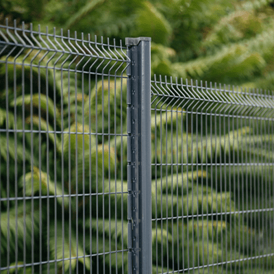 Pose d'une clôture en grillage rigide soudé noir